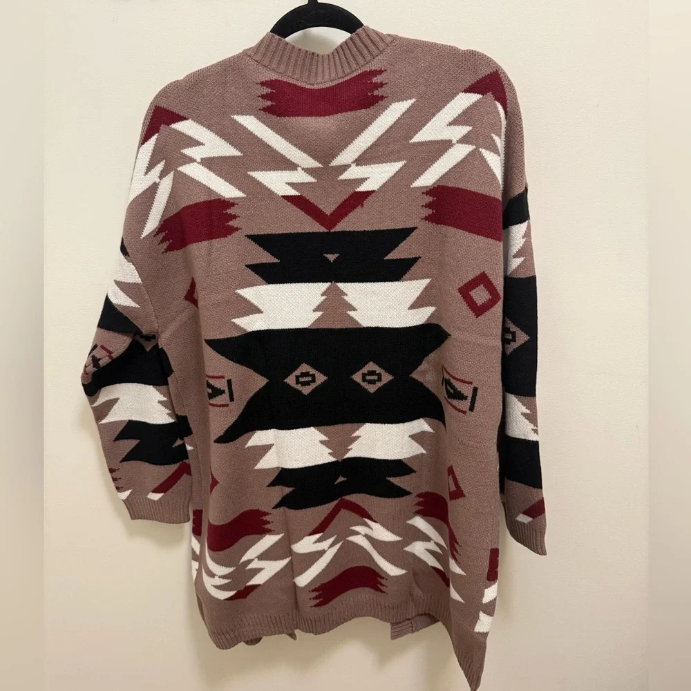 Cardigan Aztec print NWT medium large quality well made oh so yummy